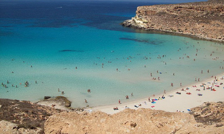 800px-Spiaggia_Isola_dei_Coniglio_Lampedusa