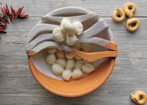Nodini di mozzarella Pugliesi. (Ceramica © Elena Centonze)