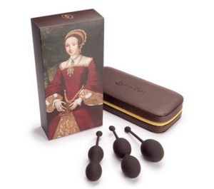3. SET DI GEISHA BALLS. Lussuoso set contiene 3 misure di geisha balls, realizzate in silicone liscio e create per soddisfare ogni vostro desiderio e arricchire il vostro benessere sessuale. Le sue diverse forme e pesi vi permetteranno a tonificare e rafforzare i muscoli del pavimento pelvico aiutandovi cosi a raggiungere orgasmi più forti. Accompagnato da una lussuosa custodia in pelle