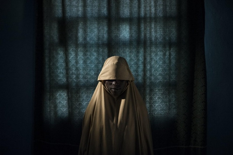 Aisha, 14 anni, rapita da Boko Haram, ha rifiutato di morire in una missione suicida. Foto di Adam Ferguson (Ansa)
