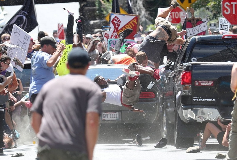 Auto su manifestanti di destra in Virginia. Foto di Ryan M. Kelly (Reuters)