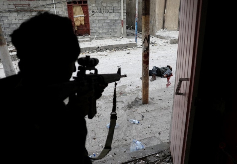 Forze speciali irachene hanno appena ucciso un attentatore. Foto di Goran Tomasevic