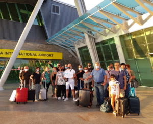 Un gruppo di pazienti all'aeroporto di Tirana