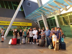 Un gruppo di pazienti all'aeroporto di Tirana