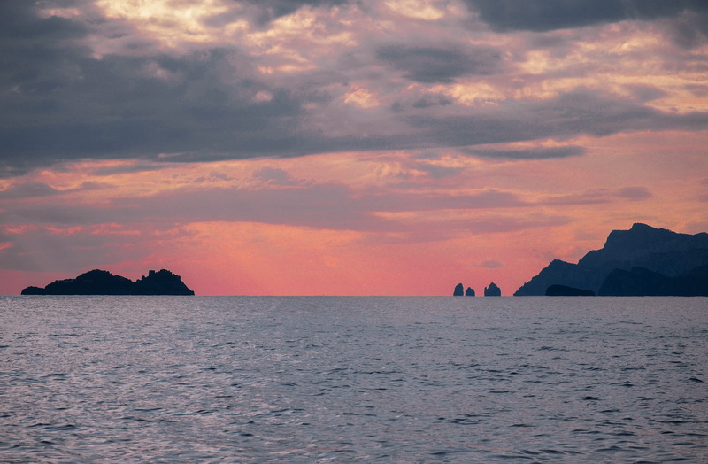 Veduta sull'Isola de Li Galli e i Faraglioni di Capri dalla spiaggia di Praiano © Marea Art Project